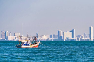 Chonburi, Tayland - 18 Kasım 2024: Chonburi, Tayland 'da Sakin Deniz' de Rustik Balıkçılık Gemisi.