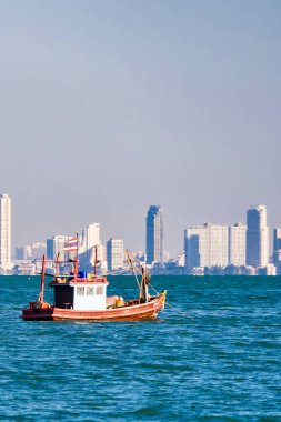 Chonburi, Tayland - 18 Kasım 2024: Chonburi, Tayland 'da Sakin Deniz' de Rustik Balıkçılık Gemisi.