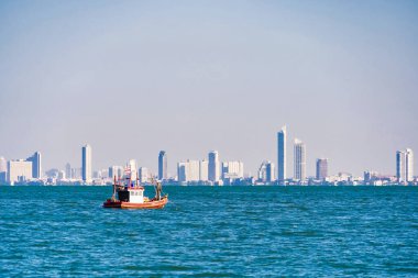 Chonburi, Tayland - 18 Kasım 2024: Chonburi, Tayland 'da Sakin Deniz' de Rustik Balıkçılık Gemisi.