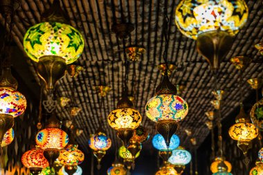 Chonburi, Tayland - 18 Kasım 2024: Ayrıntılı Mozaik Modelleri, Tayland Chonburi 'deki Geleneksel Pazar Sahnesini Işıklandıran Enfes Osmanlı Tarzı Lambaları.