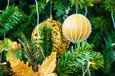 Parlak süsler, süsler ve sıcak ışıklarla süslenmiş altın bir Noel ağacı büyülü ve zarif bir tatil atmosferi yaratıyor..