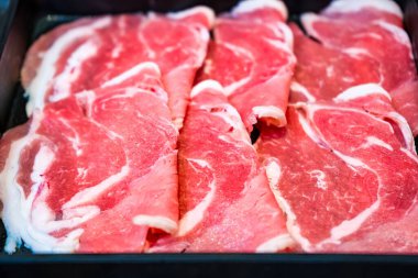 Taze sığır eti dilimleri, karışık mermer, şefkat ve lezzet göstergesi, gurme yemekleri veya güveç için mükemmel..