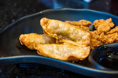 Siyah tabakta nefis kızarmış hamur köfteleri. Her durum için aperatif olarak mükemmel..