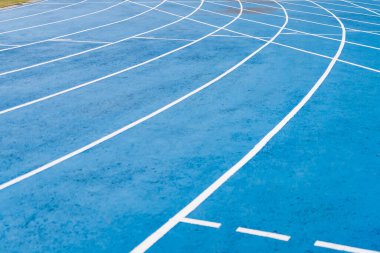 Mavi Yüzeyli Atletizm Koşu Pisti ve Rekabetçi Kullanım İçin tasarlanmış Beyaz Şerit Çizgileri