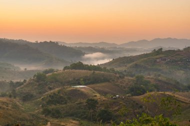 Tepelerin Üzerinde Gün Doğumu: Doğanın Huzurunun Güzel Manzarası