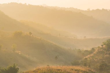 Tepelerin Üzerinde Gün Doğumu: Doğanın Huzurunun Güzel Manzarası