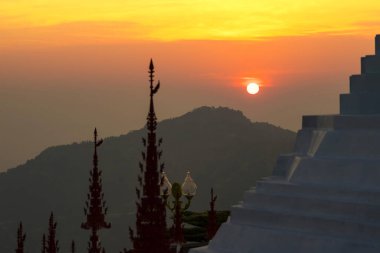 Phetchabun, Tayland - Ocak, 06, 2025: Şok edici Tayland Tapınağı Phetchabun, Tayland 'daki Sahne Dağ Arkaplanı ile Gündoğumuyla Aydınlandı.