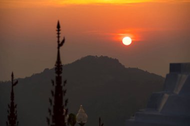 Phetchabun, Tayland - Ocak, 06, 2025: Şok edici Tayland Tapınağı Phetchabun, Tayland 'daki Sahne Dağ Arkaplanı ile Gündoğumuyla Aydınlandı.