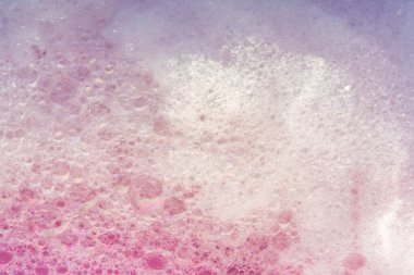 Pofuduk Beyaz Sabun Köpüğü Güneş Işığı Altında Jakuzide Yüzüyor, Spa, Sağlık ve Rahatlama Temalı Konseptler İçin Mükemmel Doğal Ayarlarda