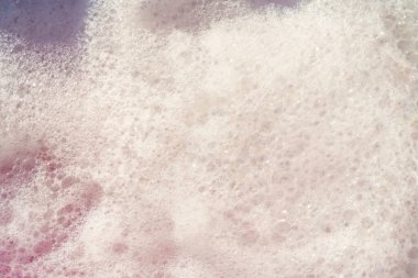 Pofuduk Beyaz Sabun Köpüğü Güneş Işığı Altında Jakuzide Yüzüyor, Spa, Sağlık ve Rahatlama Temalı Konseptler İçin Mükemmel Doğal Ayarlarda