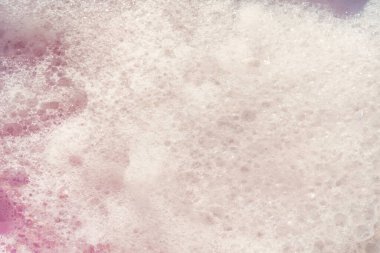 Pofuduk Beyaz Sabun Köpüğü Güneş Işığı Altında Jakuzide Yüzüyor, Spa, Sağlık ve Rahatlama Temalı Konseptler İçin Mükemmel Doğal Ayarlarda