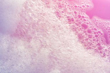 Pofuduk Beyaz Sabun Köpüğü Güneş Işığı Altında Jakuzide Yüzüyor, Spa, Sağlık ve Rahatlama Temalı Konseptler İçin Mükemmel Doğal Ayarlarda