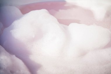 Pofuduk Beyaz Sabun Köpüğü Güneş Işığı Altında Jakuzide Yüzüyor, Spa, Sağlık ve Rahatlama Temalı Konseptler İçin Mükemmel Doğal Ayarlarda