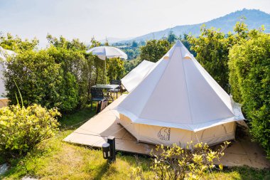 Phetchabun, Tayland - Ocak, 06, 2025: Phetchabun, Tayland 'da Doğa ile çevrili Modern Açık Pencere Çadırı.