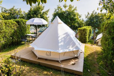 Phetchabun, Tayland - Ocak, 06, 2025: Phetchabun, Tayland 'da Doğa ile çevrili Modern Açık Pencere Çadırı.