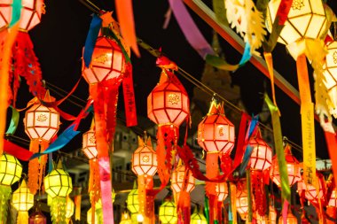 Phetchabun, Tayland - Ocak, 06, 2025: Parlak Fenerler ve Parıltılar: Phetchabun, Tayland 'da Güzel bir Işık ve Tayland Kültür Mirası Kutlaması.