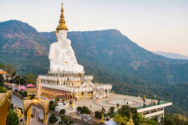 Phetchabun, Tayland - Ocak, 06, 2025: Tayland Phetchabun, Tayland 'daki Wat Pha Sorn Kaew' da Budist Sembolleri ve Kültürel Görkem.