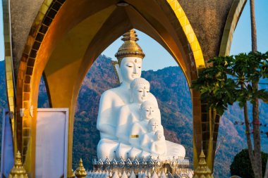 Phetchabun, Tayland - Ocak, 06, 2025: Tayland Phetchabun, Tayland 'daki Wat Pha Sorn Kaew' da Budist Sembolleri ve Kültürel Görkem.