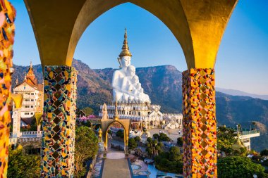 Phetchabun, Tayland - Ocak, 06, 2025: Tayland Phetchabun, Tayland 'daki Wat Pha Sorn Kaew' da Budist Sembolleri ve Kültürel Görkem.