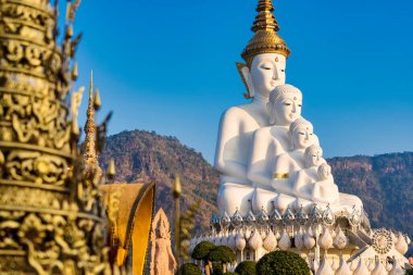 Phetchabun, Tayland - Ocak, 06, 2025: Tayland Phetchabun, Tayland 'daki Wat Pha Sorn Kaew' da Budist Sembolleri ve Kültürel Görkem.