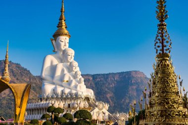 Phetchabun, Tayland - Ocak, 06, 2025: Tayland Phetchabun, Tayland 'daki Wat Pha Sorn Kaew' da Budist Sembolleri ve Kültürel Görkem.