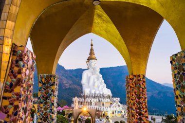 Phetchabun, Tayland - Ocak, 06, 2025: Tayland Phetchabun, Tayland 'daki Wat Pha Sorn Kaew' da Budist Sembolleri ve Kültürel Görkem.