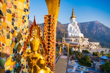 Phetchabun, Tayland - Ocak 06, 2025 Wat Pha Sorn Kaew Tapınağı ve Tayland Phetchabun 'daki Altın Buda Heykeli.