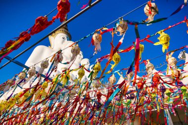 Phetchabun, Tayland - Ocak 06, 2025: Tayland 'ın Phetchabun şehrinde Beyaz Buda heykeli ile Tayland Tapınağı' nı süsleyen Renkli Fenerler.