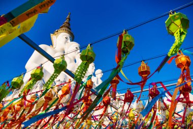 Phetchabun, Tayland - Ocak 06, 2025: Tayland 'ın Phetchabun şehrinde Beyaz Buda heykeli ile Tayland Tapınağı' nı süsleyen Renkli Fenerler.