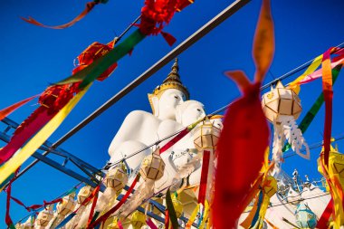 Phetchabun, Tayland - Ocak 06, 2025: Tayland 'ın Phetchabun şehrinde Beyaz Buda heykeli ile Tayland Tapınağı' nı süsleyen Renkli Fenerler.