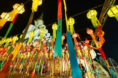 Phetchabun, Tayland - Ocak 06, 2025: Tayland 'ın Phetchabun şehrinde Beyaz Buda heykeli ile Tayland Tapınağı' nı süsleyen Renkli Fenerler.