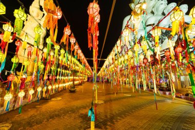 Phetchabun, Tayland - Ocak 06, 2025: Tayland 'ın Phetchabun şehrinde Beyaz Buda heykeli ile Tayland Tapınağı' nı süsleyen Renkli Fenerler.