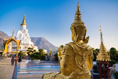 Phetchabun, Tayland - Ocak 06, 2025 Wat Pha Sorn Kaew Tapınağı ve Tayland Phetchabun 'daki Altın Buda Heykeli.