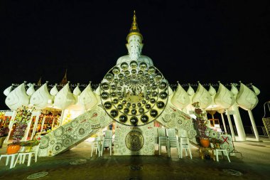 Phetchabun, Tayland - Ocak, 06, 2025: Serene Night Scene: Aydınlatılmış Buda Heykelleri ve Wat Pha Sorn Kaew 'deki Engebeli Tapınak Tasarımı.