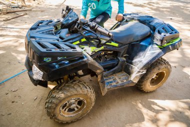 Phetchabun, Tayland - Ocak, 06, 2025: Yüksek Performans ATV Dayanıklı Lastiklerini Vurguluyor ve Zorlu Orman Yolları ile Mücadele Etme Tarzı ve Gücü Tayland Phetchabun 'da.
