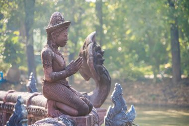 Lop Buri, Tayland - Ocak 02, 2025: Lop Buri, Tayland 'da bulunan bir ormanda süslü ejderha heykelleriyle bir köprüye oyulmuş bir heykel.