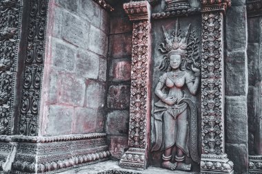 Lop Buri, Tayland - Ocak 02, 2025: Lop Buri, Tayland 'daki tapınak duvarlarında karmaşık detaylar ve süslü desenlerle Apsara dansçılarının antik taş oymaları.