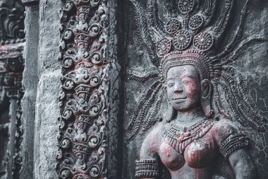 Lop Buri, Tayland - Ocak 02, 2025: Lop Buri, Tayland 'daki tapınak duvarlarında karmaşık detaylar ve süslü desenlerle Apsara dansçılarının antik taş oymaları.