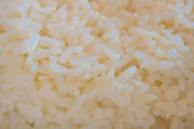 Taze pişmiş beyaz pirincin yakın plan çekimleri, dokusunu ve tanelerini gözler önüne seriyor.