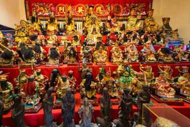 Ayutthaya, Tayland - 10 Mart 2025: Ayutthaya, Tayland 'da düzenlenen bir kültür sergisinde, tanrıların ve efsanevi figürlerin yer aldığı canlı bir Asya figürü sergisi