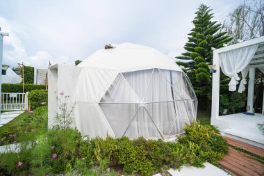 Phetchabun, Tayland - Haziran 06, 2025: Çağdaş bir jeodezik kubbe yapısı, verimli bir bahçe ortamında şeffaf paneller, çevre dostu turizm ve Phetchabun, Tayland 'da açık hava konaklama