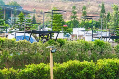 Phetchabun, Tayland - Haziran, 06, 2025: Tayland 'ın Phetchabun kentinde bulutların dağıtıldığı yemyeşil tepelerde kurulmuş ekolojik bir tatil beldesindeki modern jeodezik kubbelerin manzarası