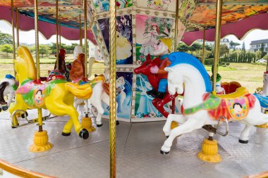 Phetchabun, Tayland - Haziran 08, 2025: Güneşli bir günde Phetchabun, Tayland 'da manzaralı bir açık hava parkında süslemeli atlıkarınca