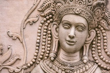 Angkor Wat, Kamboçya 'da bir Apsara dansçısının karmaşık taş oyması, geleneksel Khmer sanat ve kültürünü yakalıyor.