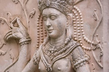 Angkor Wat, Kamboçya 'da bir Apsara dansçısının karmaşık taş oyması, geleneksel Khmer sanat ve kültürünü yakalıyor.