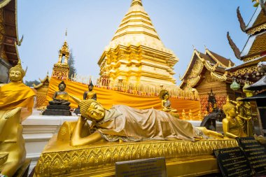 Chiang Mai, Tayland - 18 Temmuz 2025: Chiang Mai, Tayland 'daki Wat Phra' da süslü bir stupa önünde altın Buda heykelleri sergileniyor..