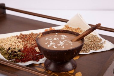 Health Mix Grains, protein, lif, vitamin ve mineral sunan kavrulmuş tahıl, fındık, nabız karışımıdır. Hindistan 'da kolay, besleyici kahvaltılarda ve atıştırmalıklarda popülerdir..