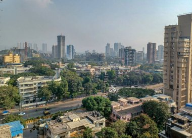 Mumbai, Hindistan - 10 Mart 2024: Mumbai 'nin kırsal ve kentsel gelişimi batıda ağaçlar ve gökdelenlerle birlikte
