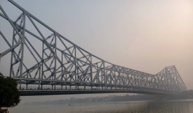 Kolkata, Hindistan, 26 Şubat 2024: Ganj nehri ghat manzaralı tarihi Howrah köprüsü Kolkata. Howrah Köprüsü, Hindistan 'ın ünlü kantilever köprüsü, 26 Şubat 2024: Ganj Nehri g manzaralı tarihi Howrah köprüsü Kolkata
