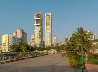 Mumbai, Hindistan - 10 Ekim 2024: Beyaz saraylı Alta Mount yol işareti ile Mumbai 'nin kırsal ve kentsel gelişimi.